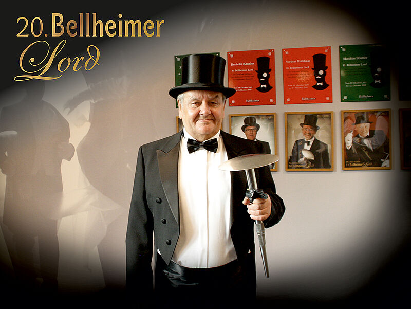 Der 20. Bellheimer Lord im Frack mit Zylinder und Zepter vor einer Bildergalerie