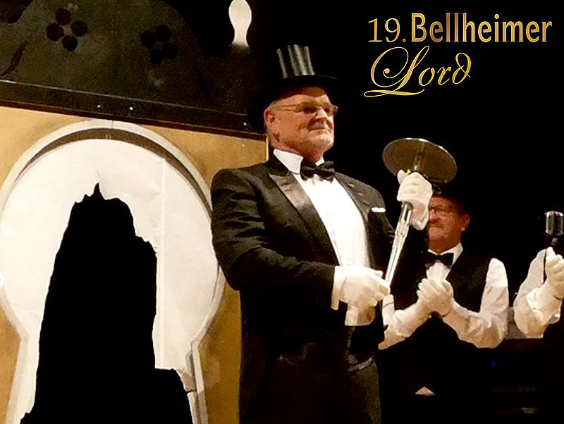 Der 19. Bellheimer Lord im Frack mit Zylinder und Zepter auf der Bühne