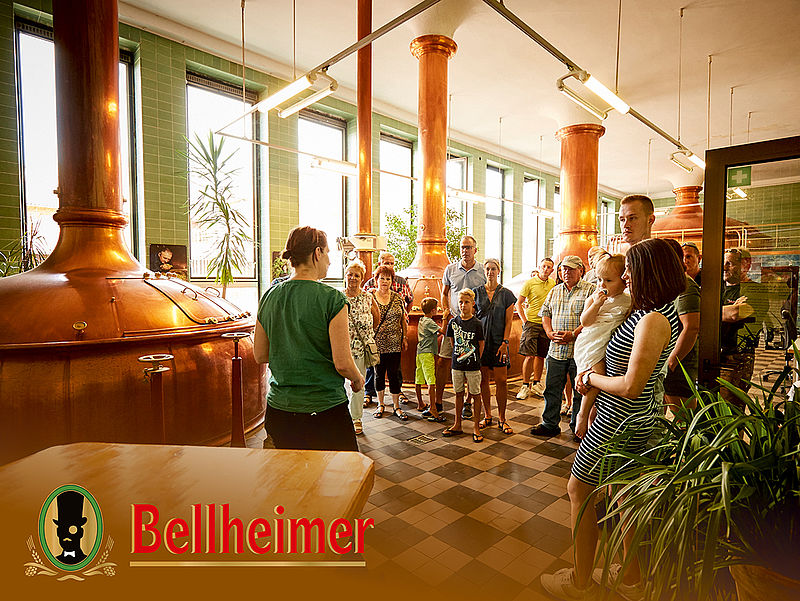Besuchergruppe bei einer Führung im Sudhaus der Bellheimer Brauerei mit kupfernen Sudkesseln