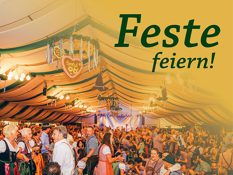 Feiernde Gäste in einem geschmückten Festzelt, Schriftzug „Feste feiern!“