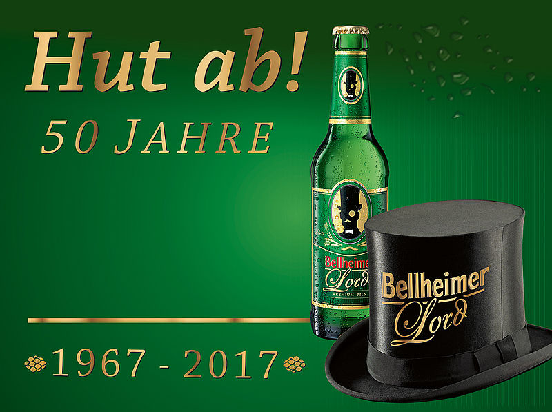 Flasche Bellheimer Lord Pils neben einem Zylinder, Jubiläumsmotiv „Hut ab! 50 Jahre“ 1967–2017