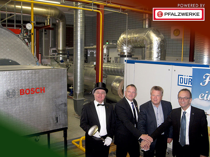 Der Bellheimer Lord und Vertreter von Landkreis, Pfalzwerken und Brauerei vor dem neuen Blockheizkraftwerk