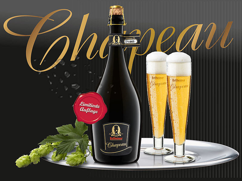Flasche Bellheimer Chapeau, limitierte Auflage, mit zwei gefüllten Gläsern auf einem Silbertablett