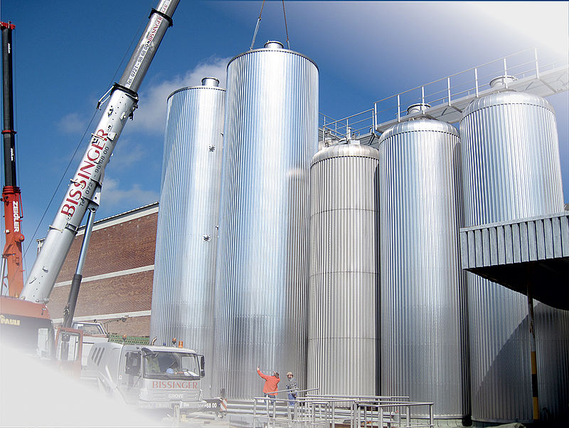 Neue Gär- und Lagertanks aus Edelstahl werden per Kran an der Bellheimer Brauerei aufgestellt