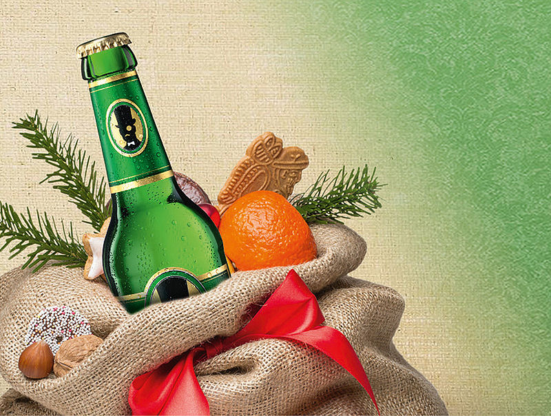 Flasche Bellheimer Lord Pils in einem Jutesack mit Orange, Nüssen und Tannenzweigen