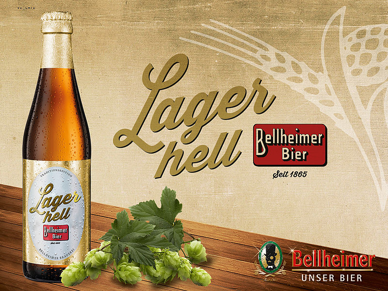 Flasche Bellheimer Lager hell mit Hopfendolden auf einem Holztisch