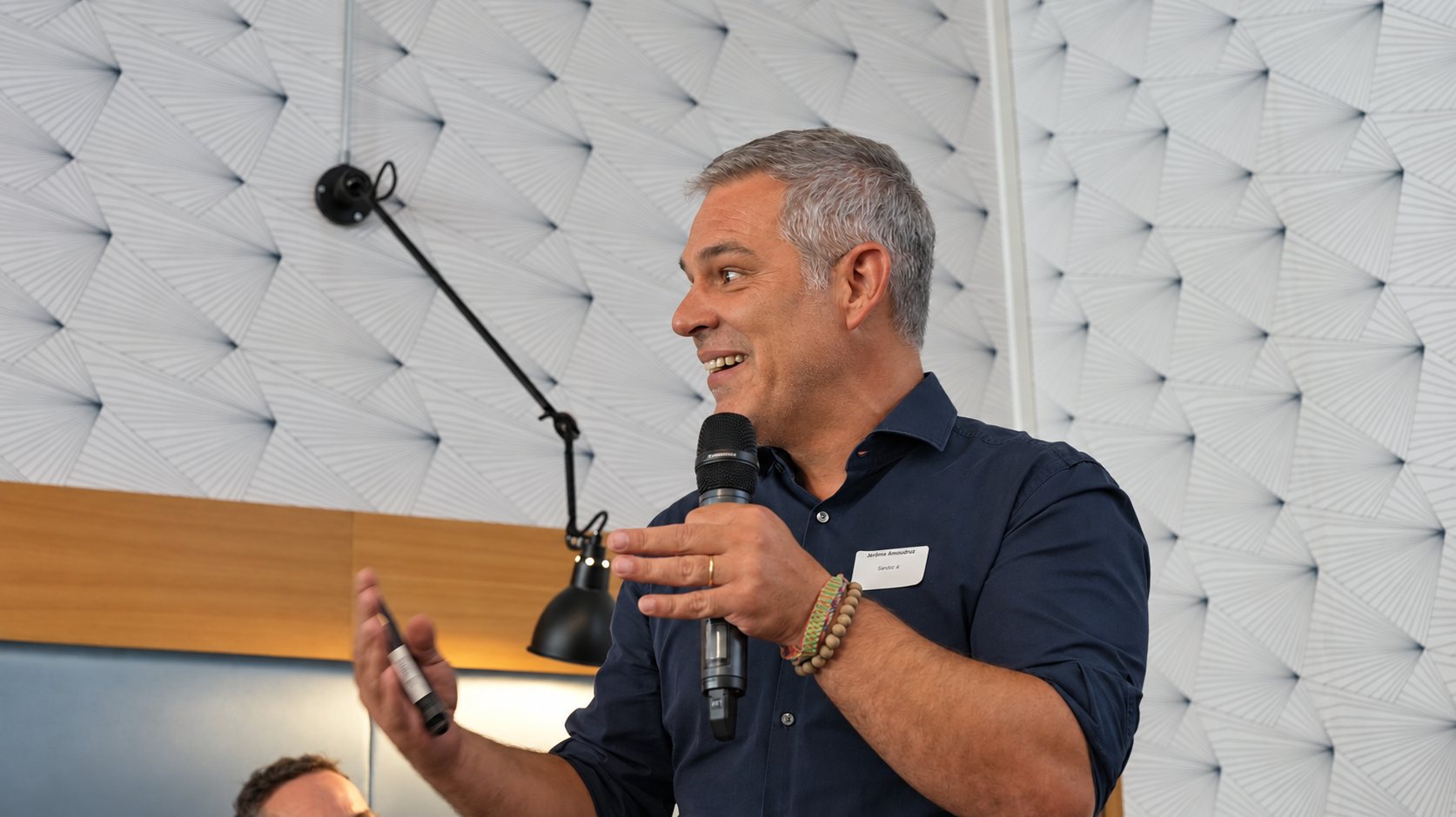 Un intervenant au micro pendant les Conversational Marketing Talks