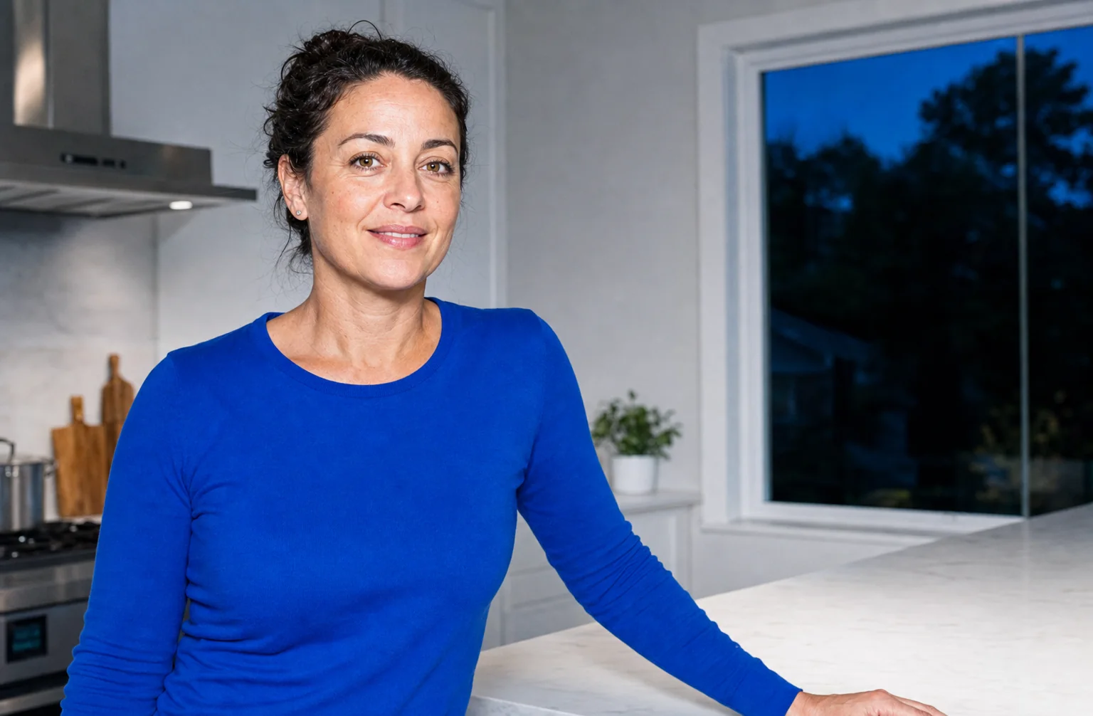 Science and Co member in her kitchen in the evening