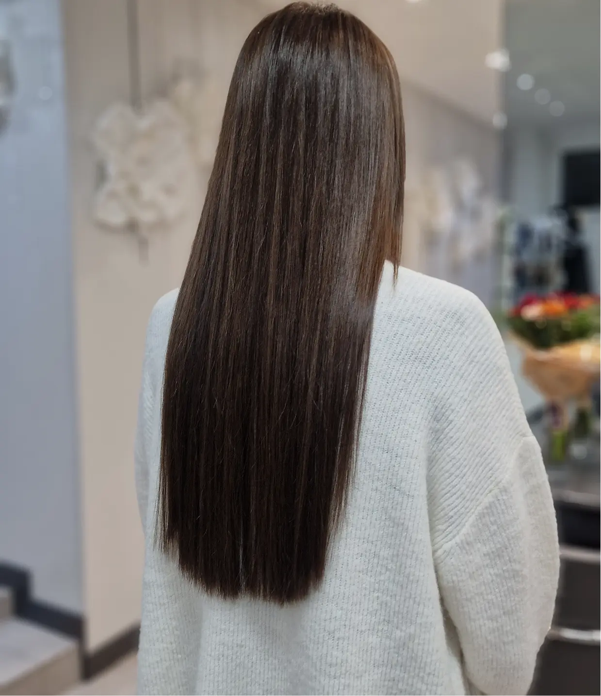 Blonde Frau mit modernem Damenhaarschnitt und professionellem Haarstyling im Friseursalon