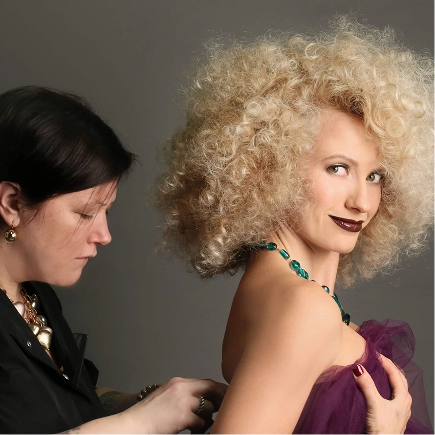 Langes blondes Haar mit sanftem Farbverlauf nach dem Färben.