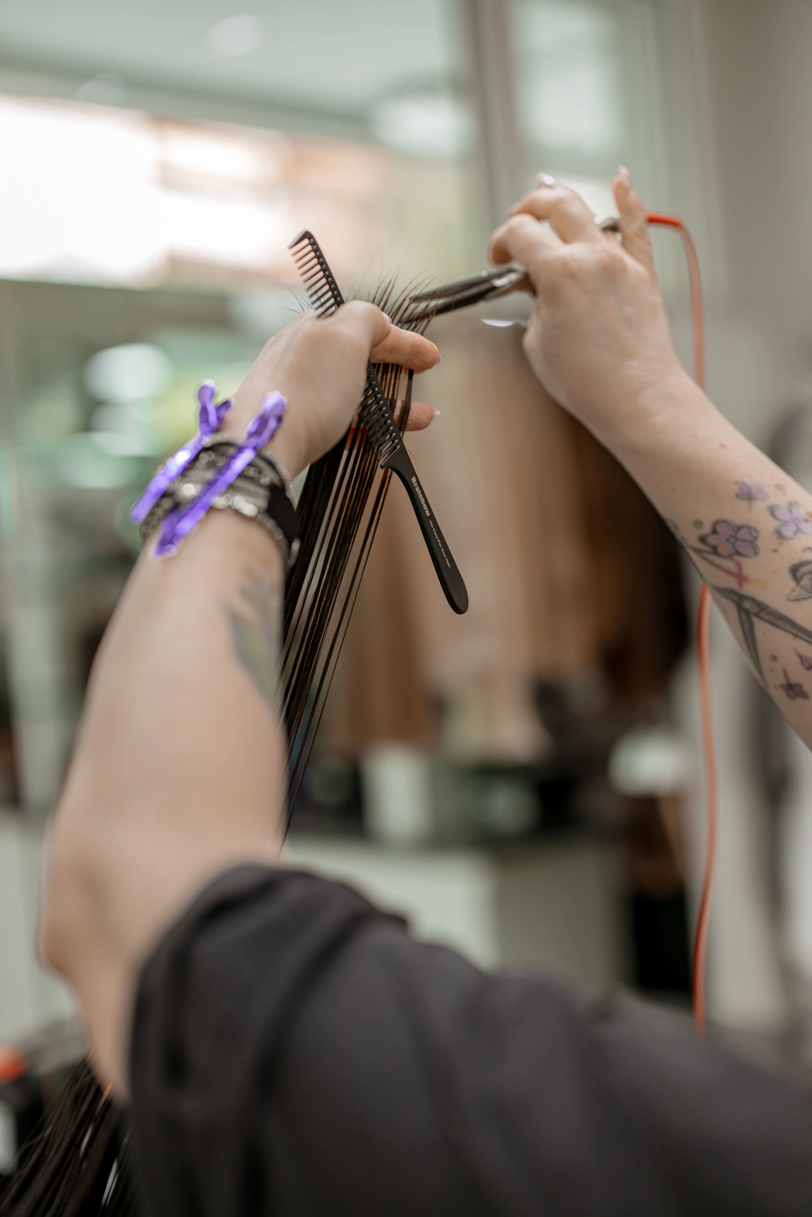 Friseur schneidet modernes Herrenhaar im Friseursalon in Berlin