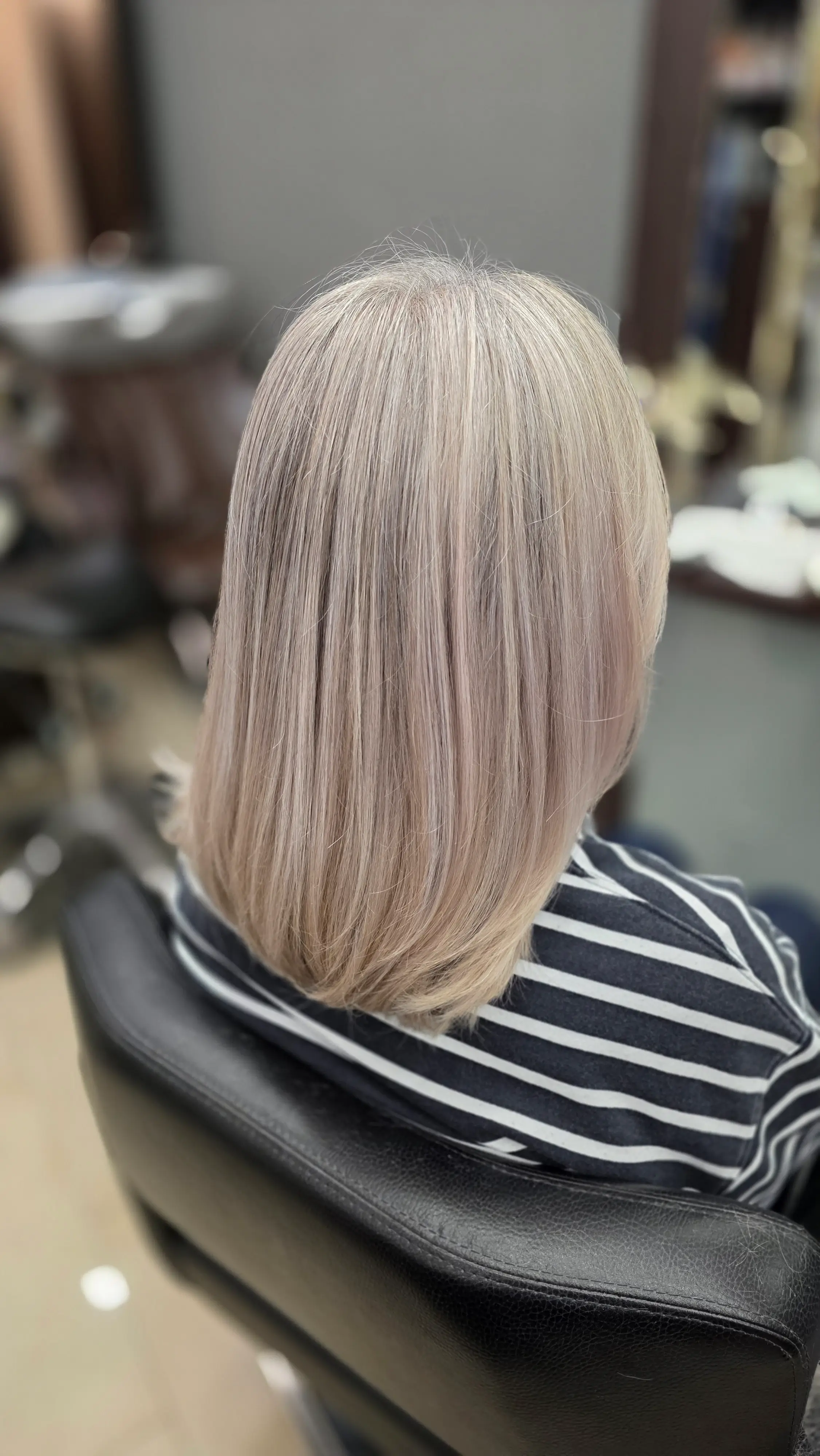 Blonde Frau mit modernem Damenhaarschnitt und professionellem Haarstyling im Friseursalon