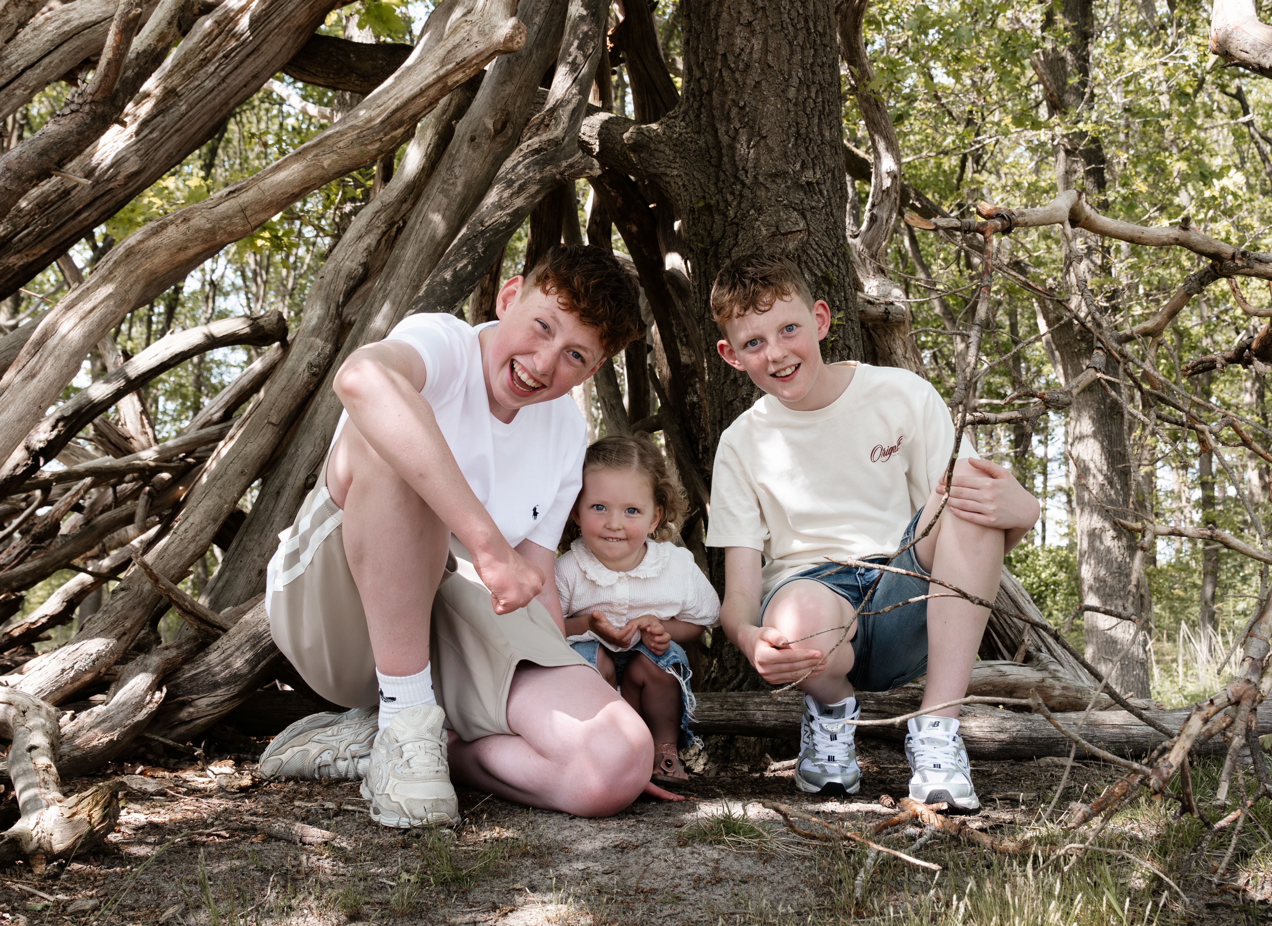 Twee broers en zusje tijdens de gezinsshoot