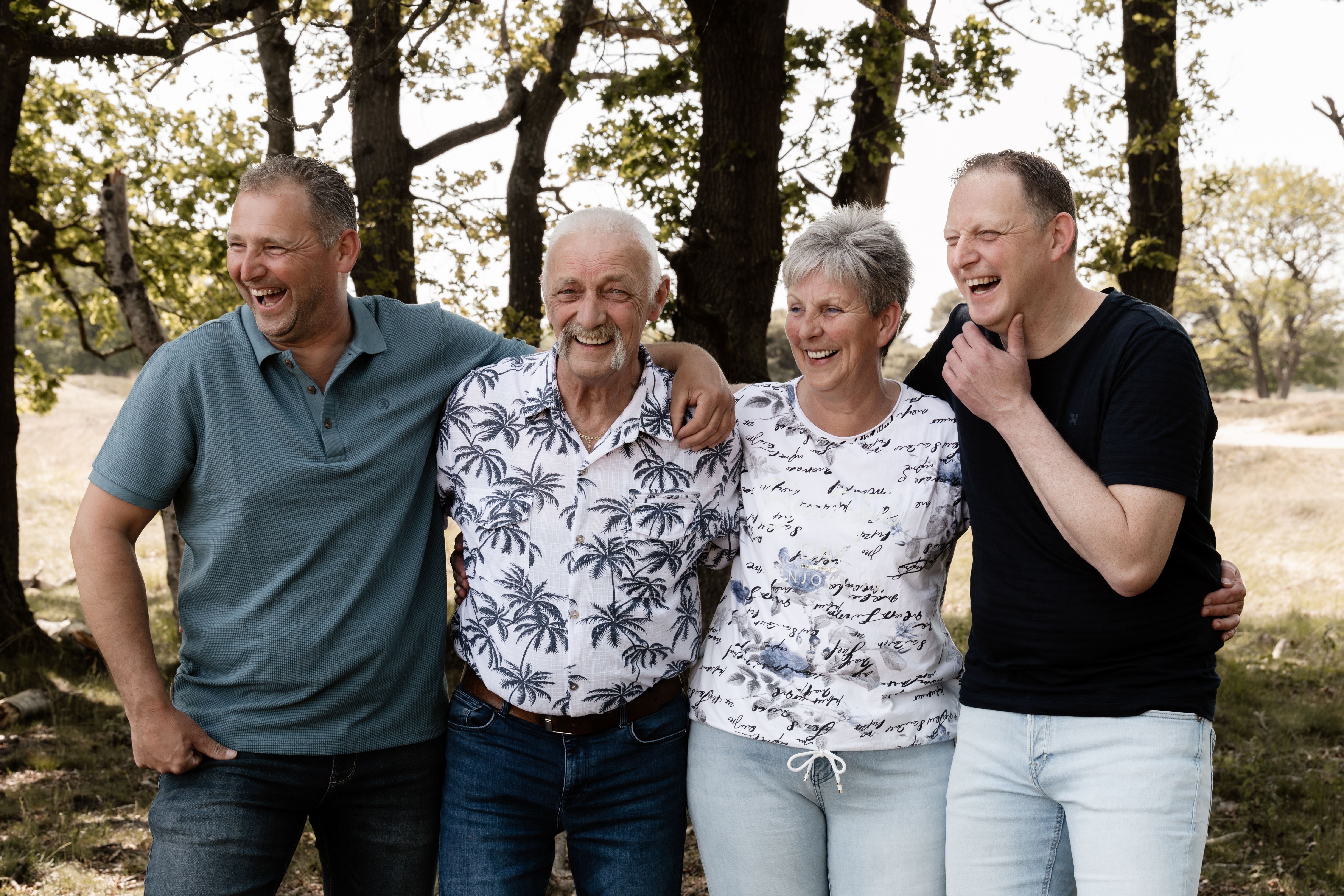 Lachende familie tijdens gezinsshoot