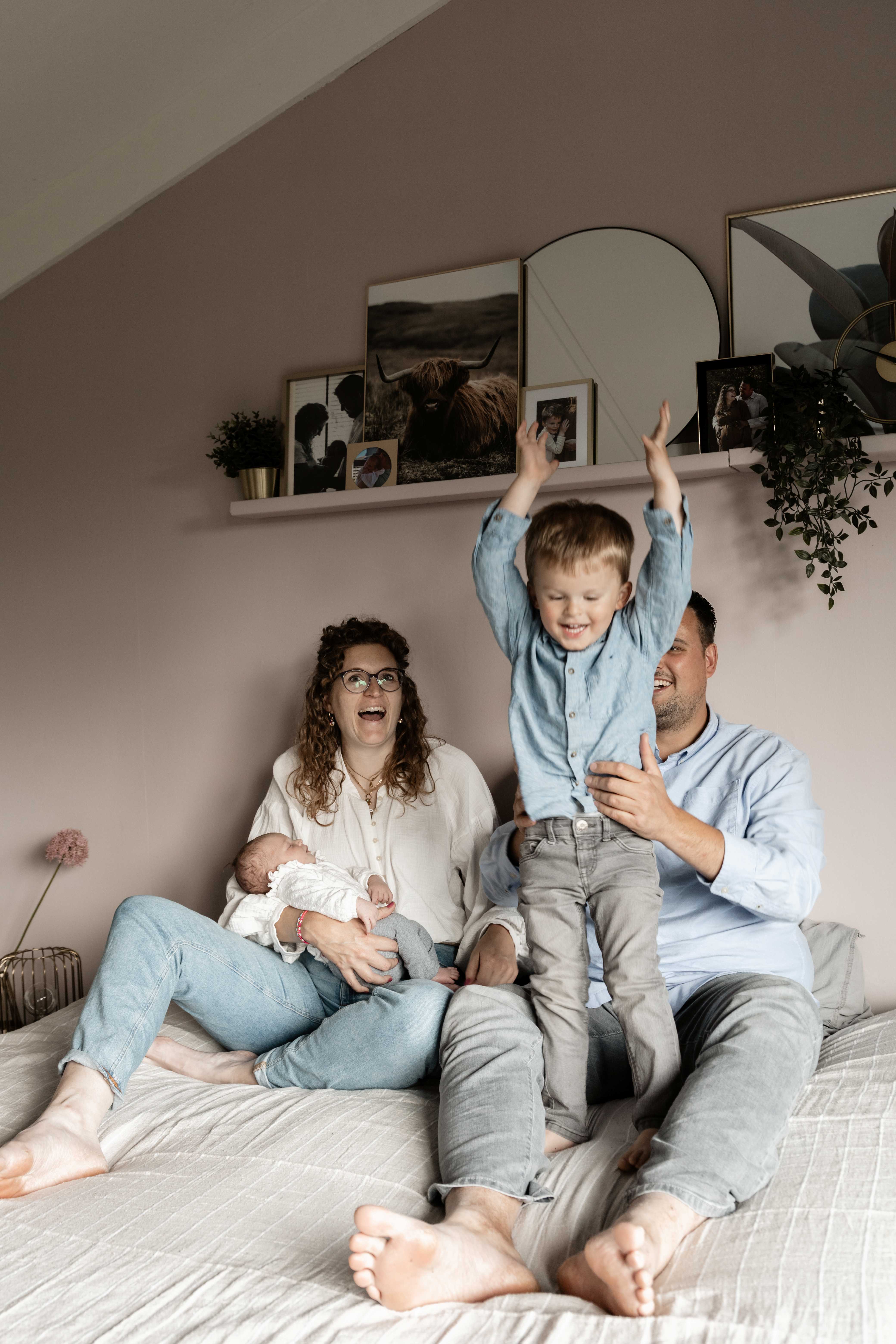 Gezin tijdens een newbornshoot