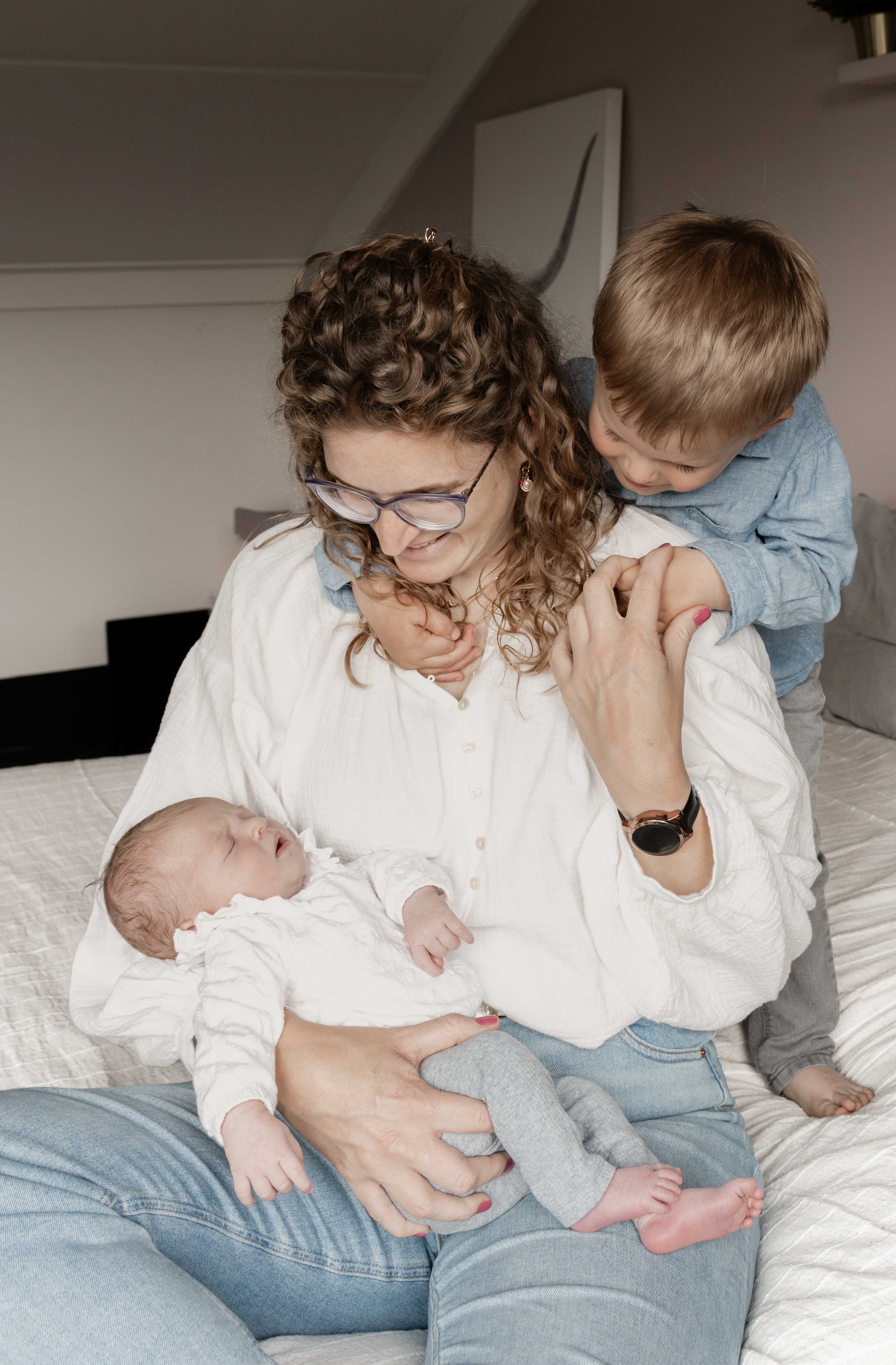 Moeder met baby en peuter tijdens een newbornshoot