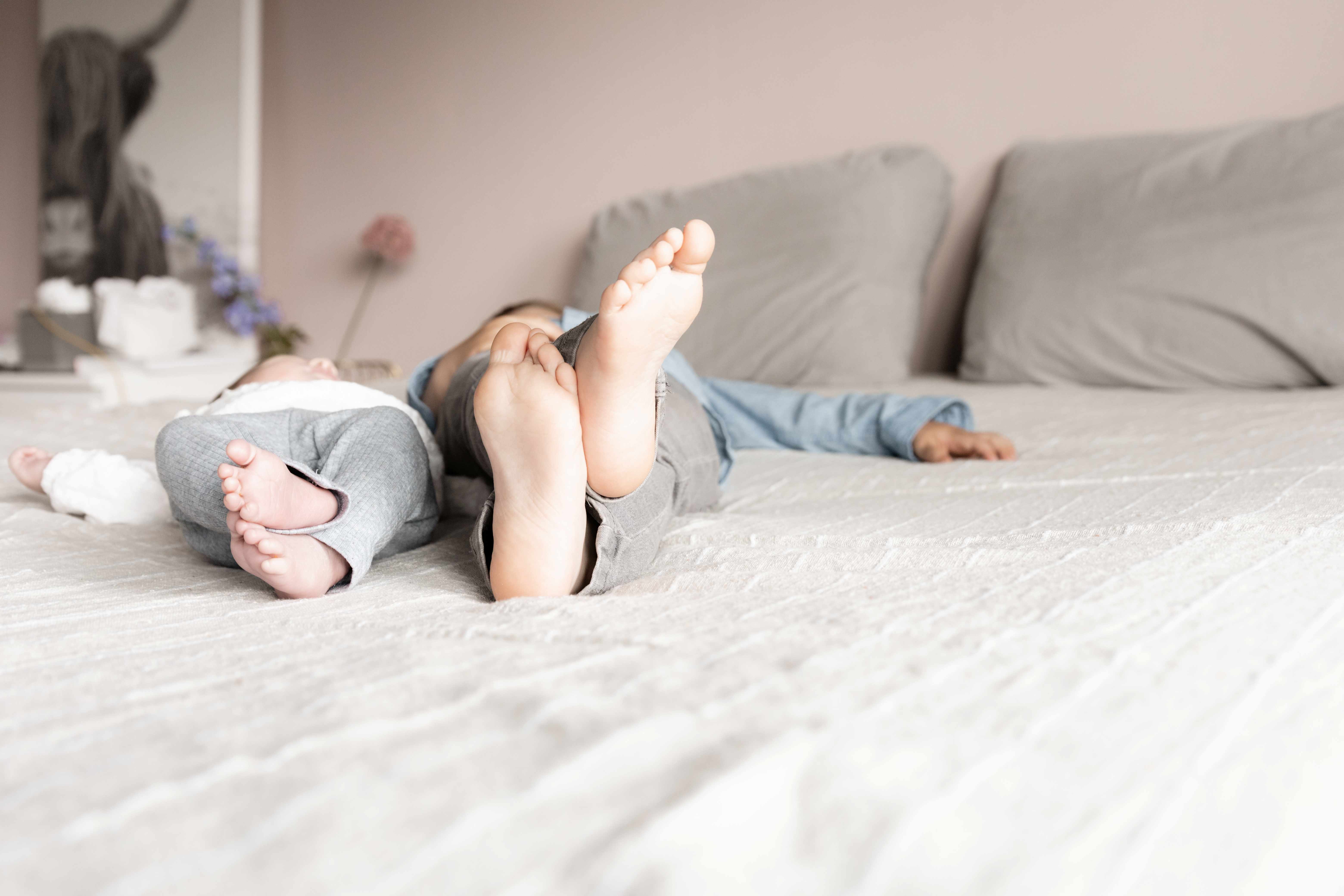 Voetjes van een baby en haar grote broer