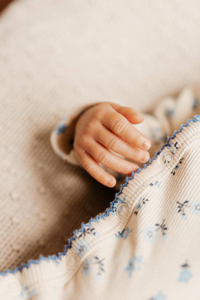 Klein handje van baby tijdens newbornshoot