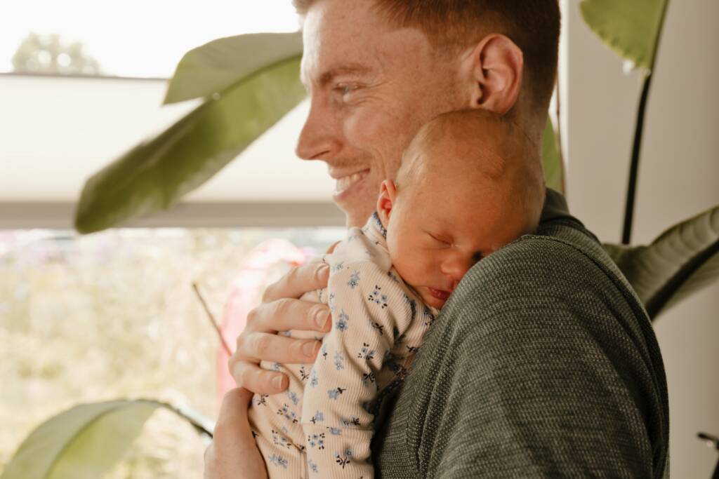 Lachende vader met baby 