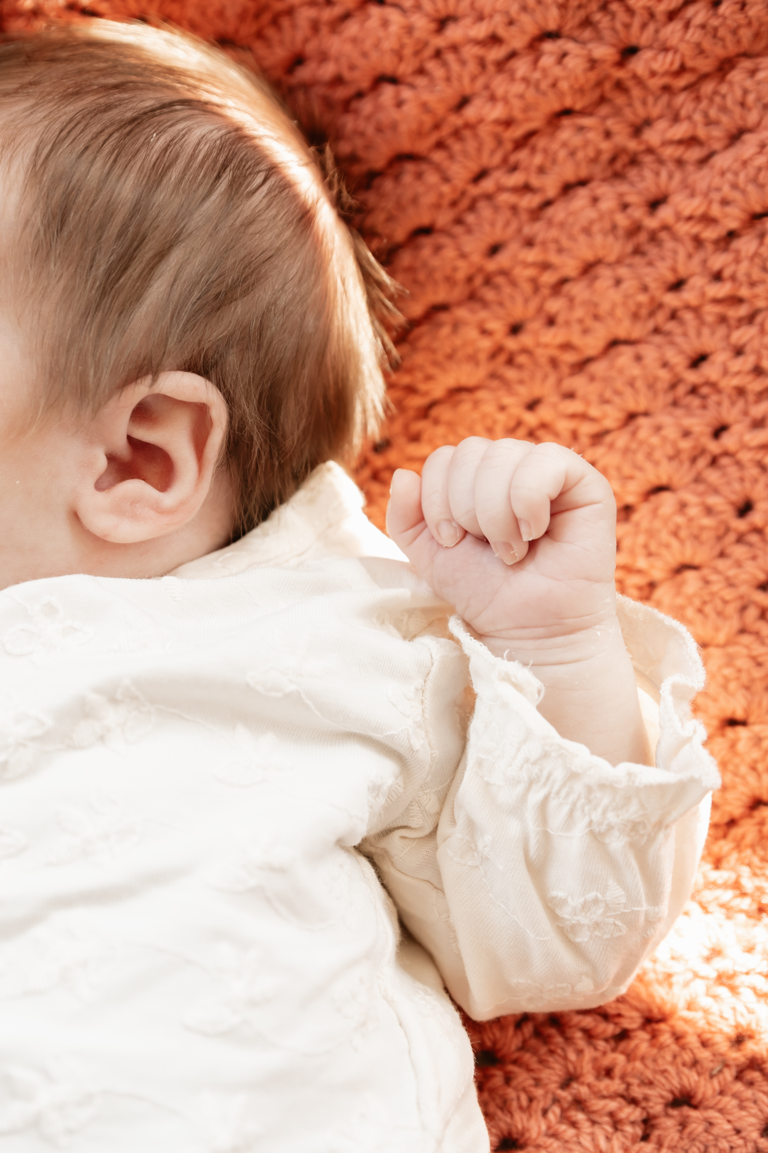 Detailfoto van handje en oortje van baby