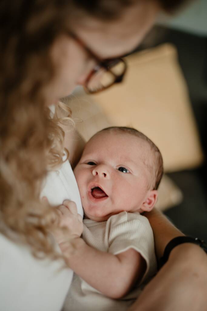 Moeder met baby tijdens newbornshoot