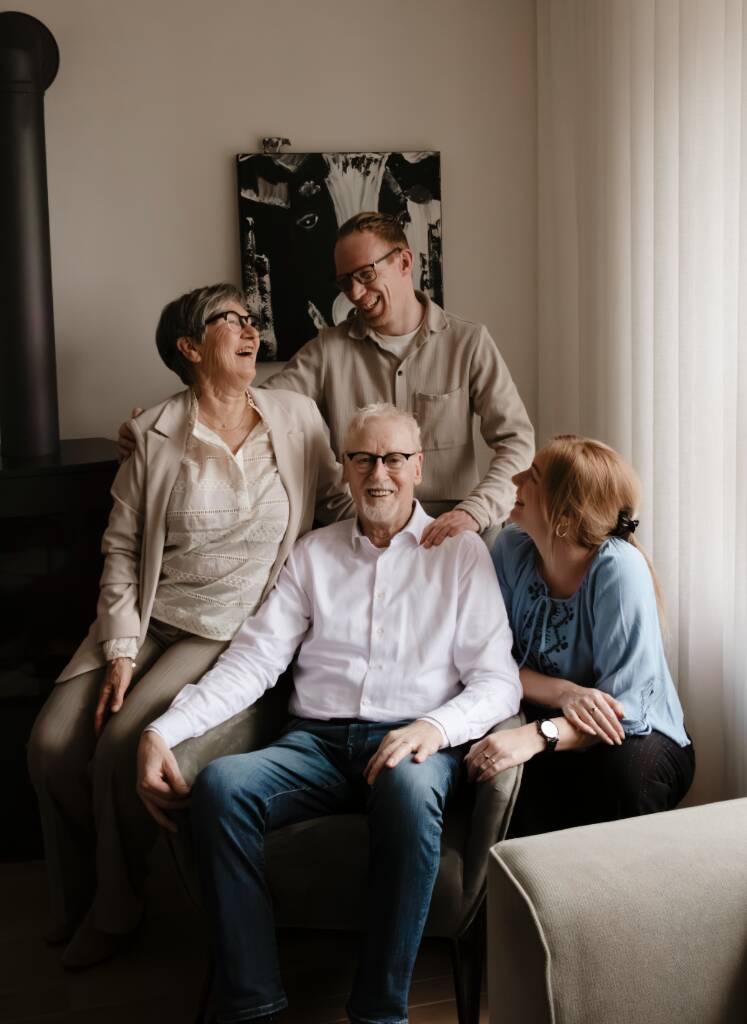 Gezin samen tijdens een gezinsshoot thuis