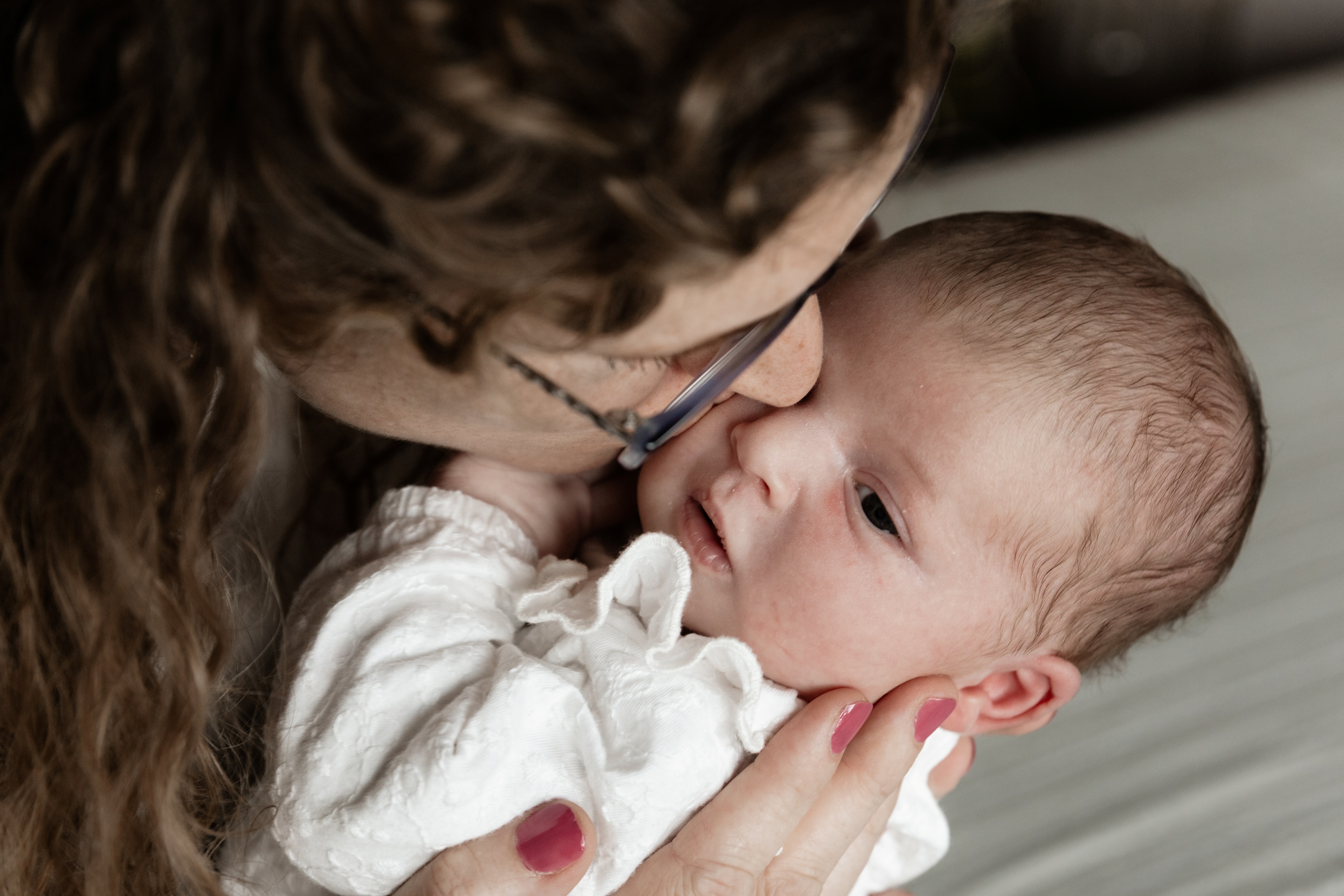 Moeder die kusje geeft aan baby 