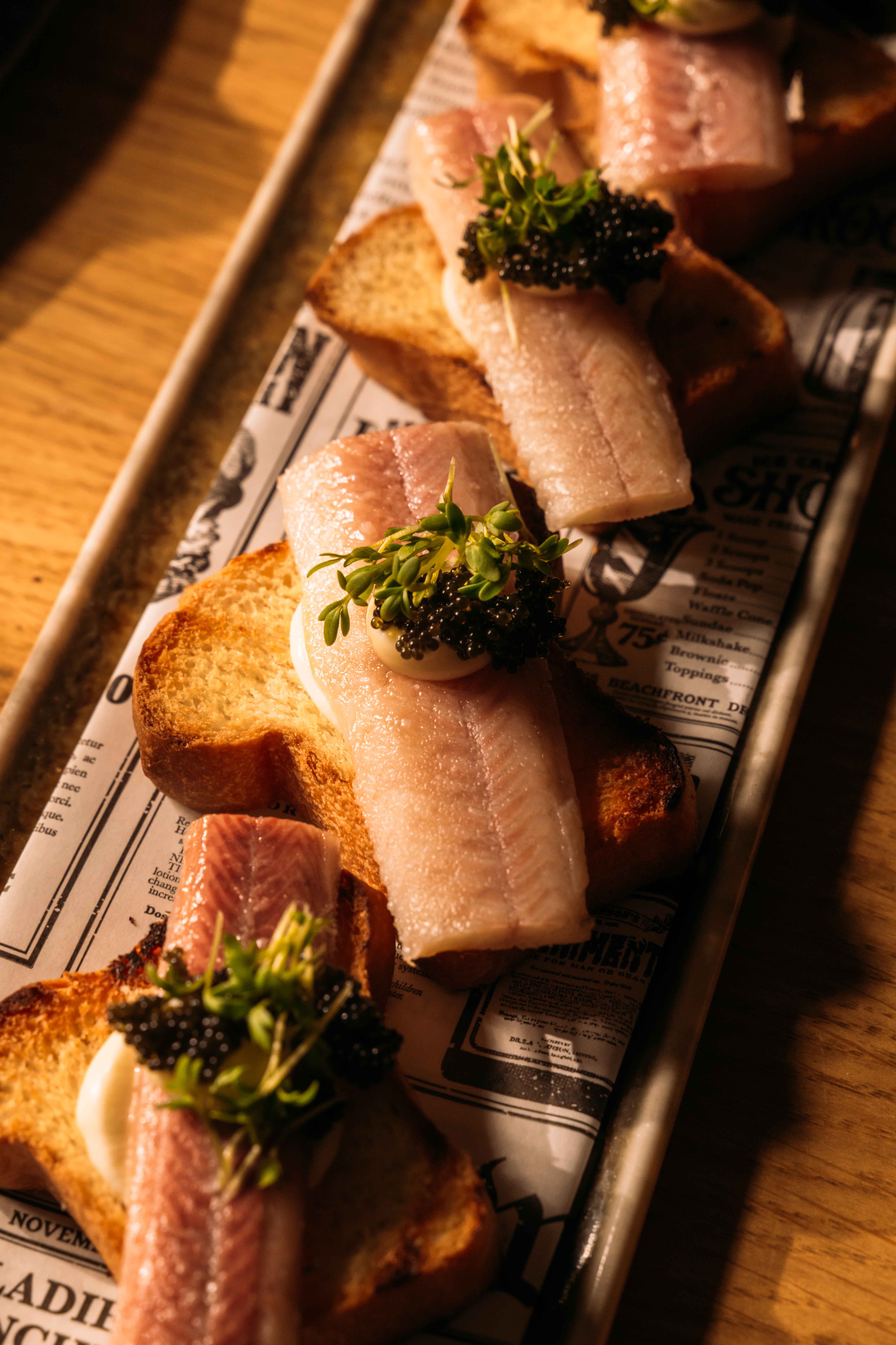 Paling zoals Opa 'm at: briochetoast met paling, viseitjes en dragonmayonaise