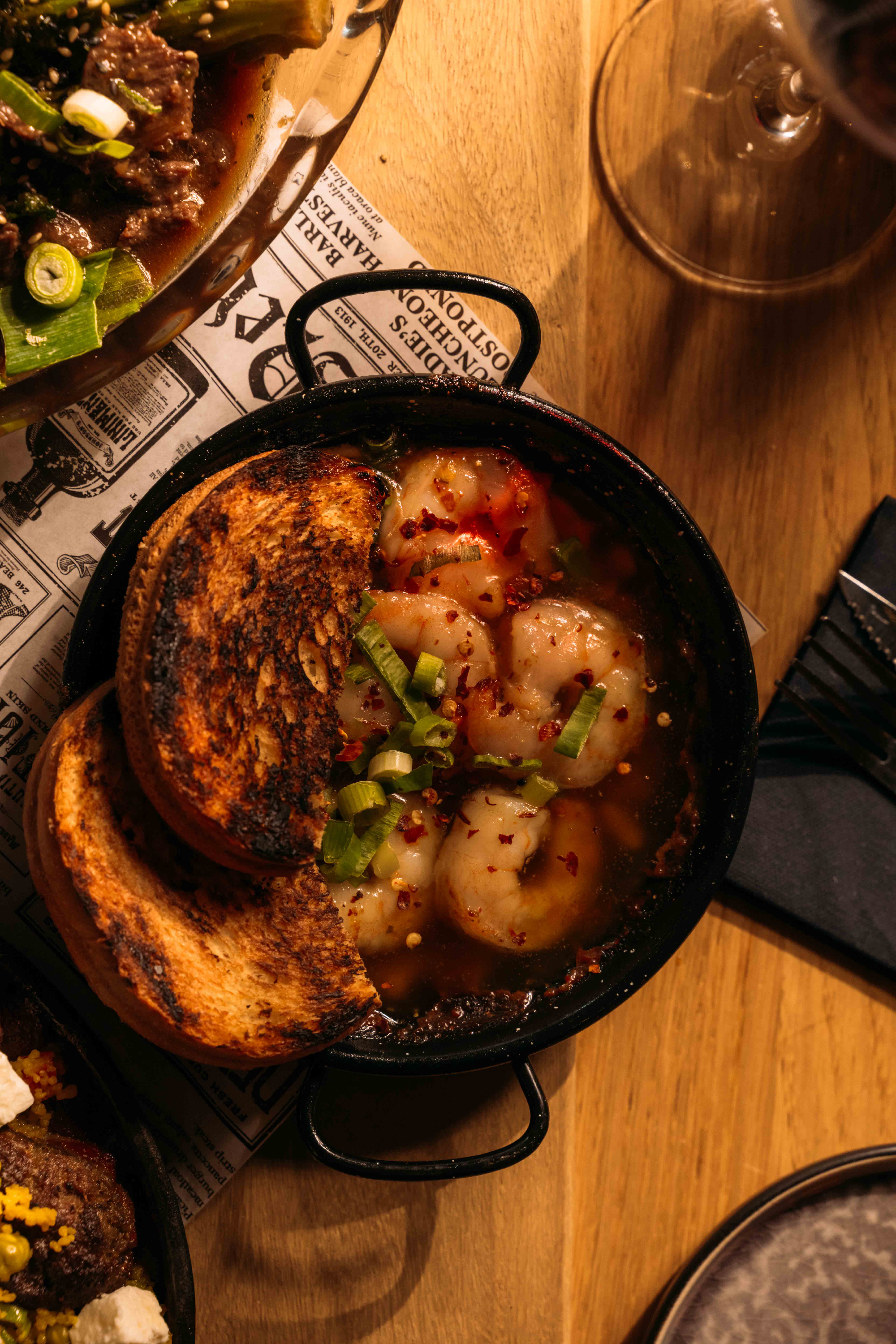 Gamba's Pil Pil in knoflook-chiliolie, met geroosterd brood erbij