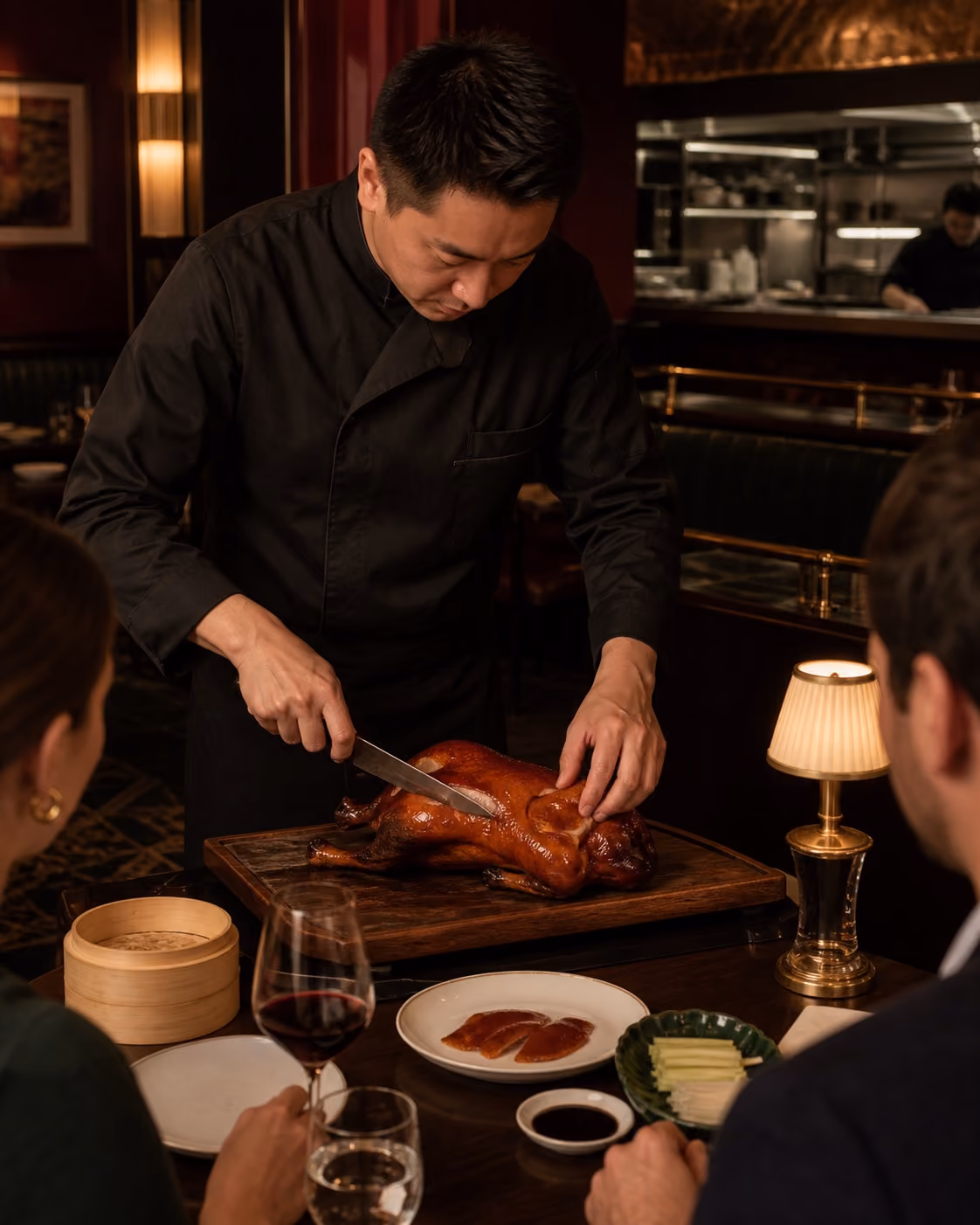 Le chef découpe le canard laqué entier devant les convives.