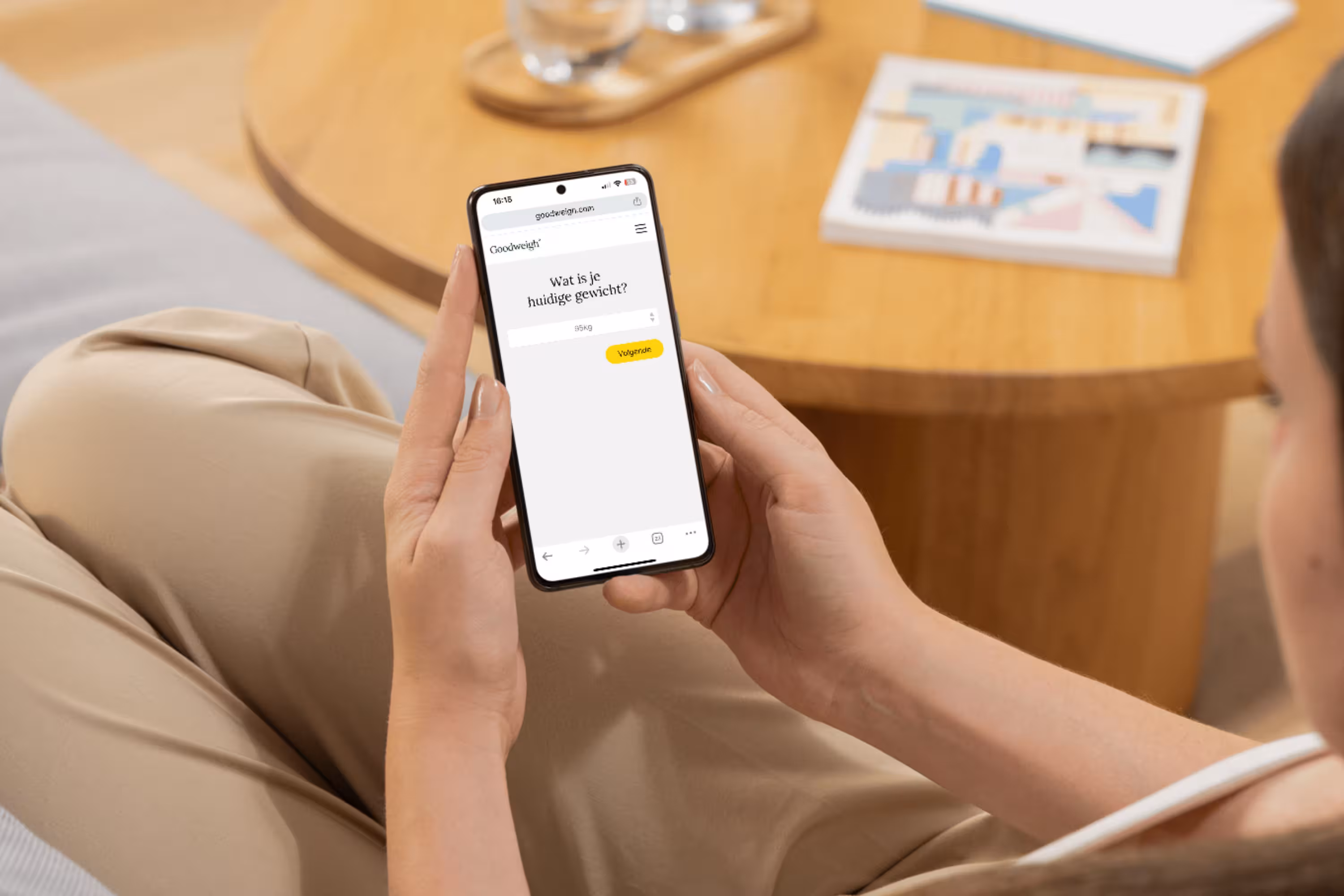 een vrouw op de intake pagina van goodweigh op haar telefoon