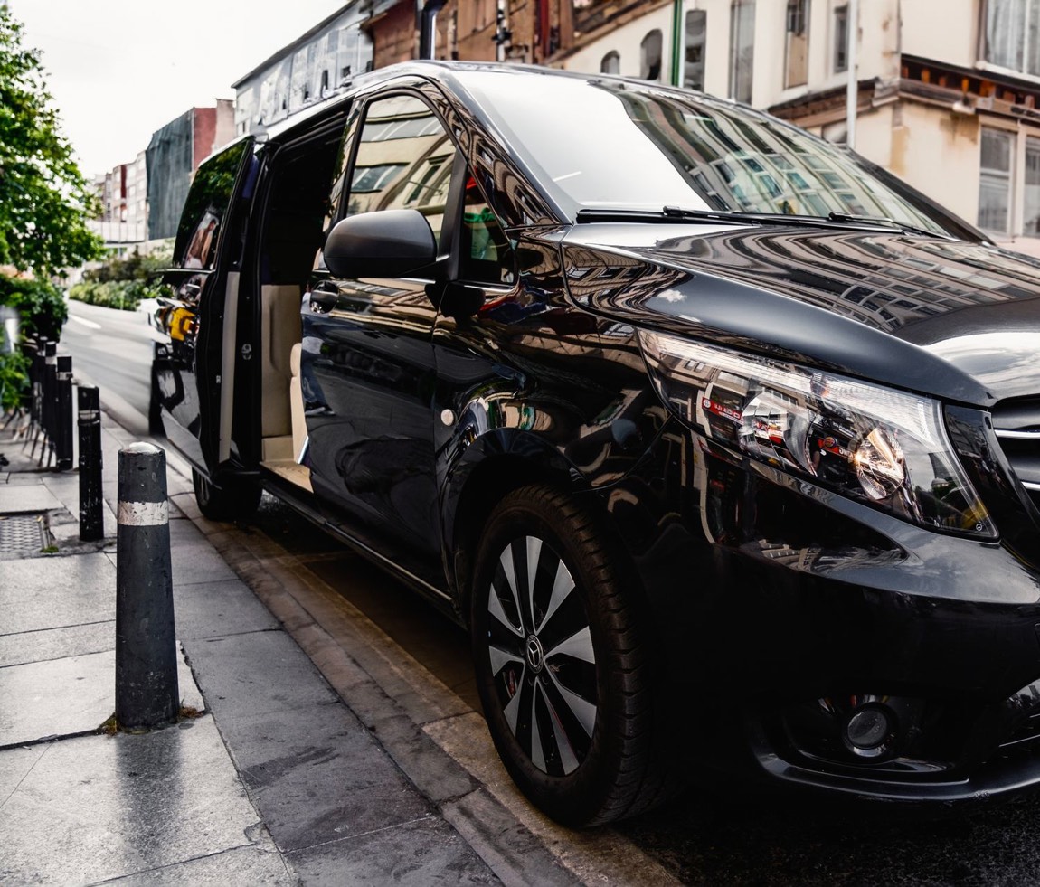 Van Mercedes portes ouvertes, adapt&eacute; aux transferts de groupe avec bagages et mat&eacute;riel de ski