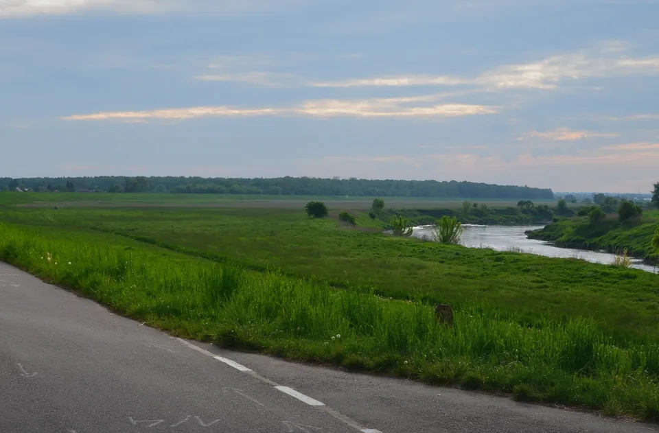 Weserbergland: Flusstal mit Fachwerk