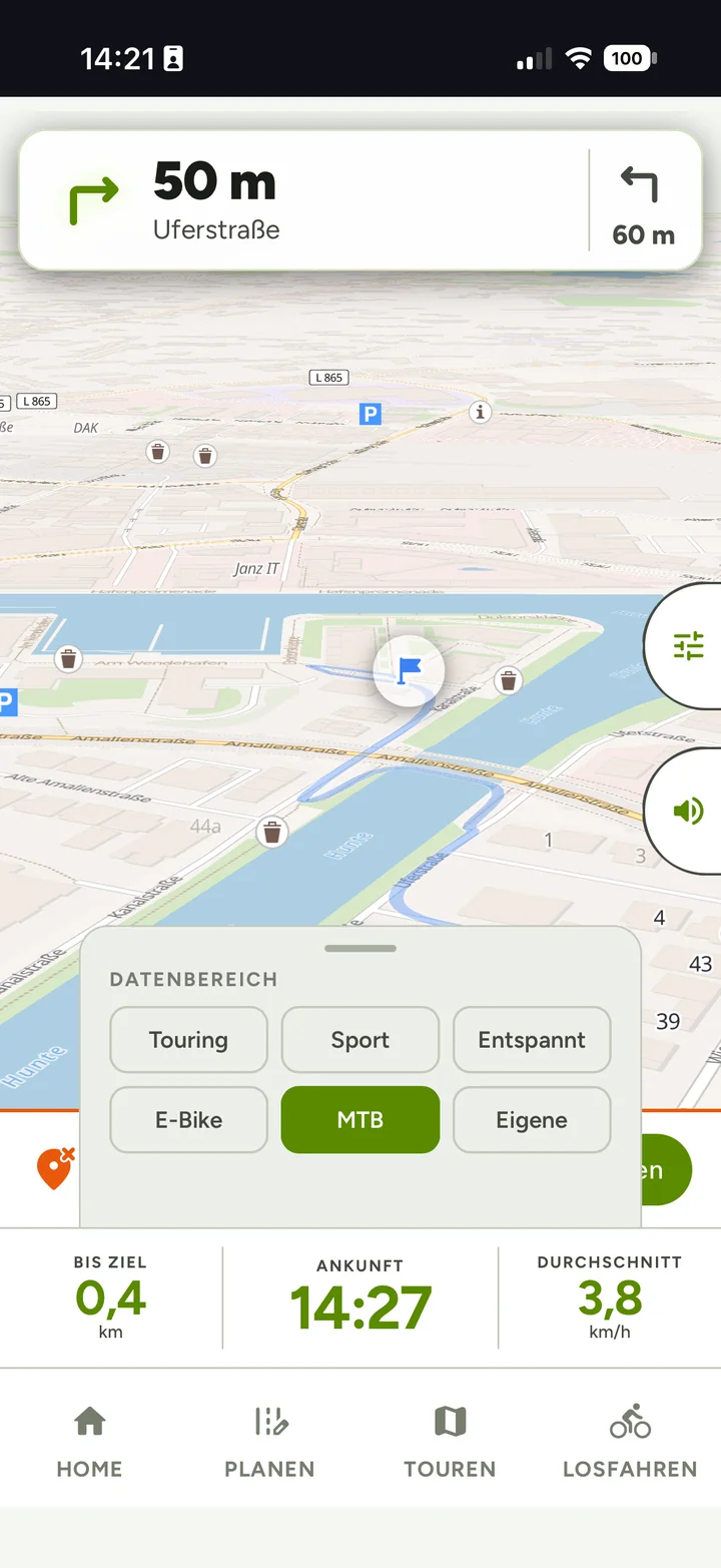 Tagesnavigation in der App: Abbiegen in 50 m auf die Uferstraße, Routing-Profil MTB, Ankunft 14:27