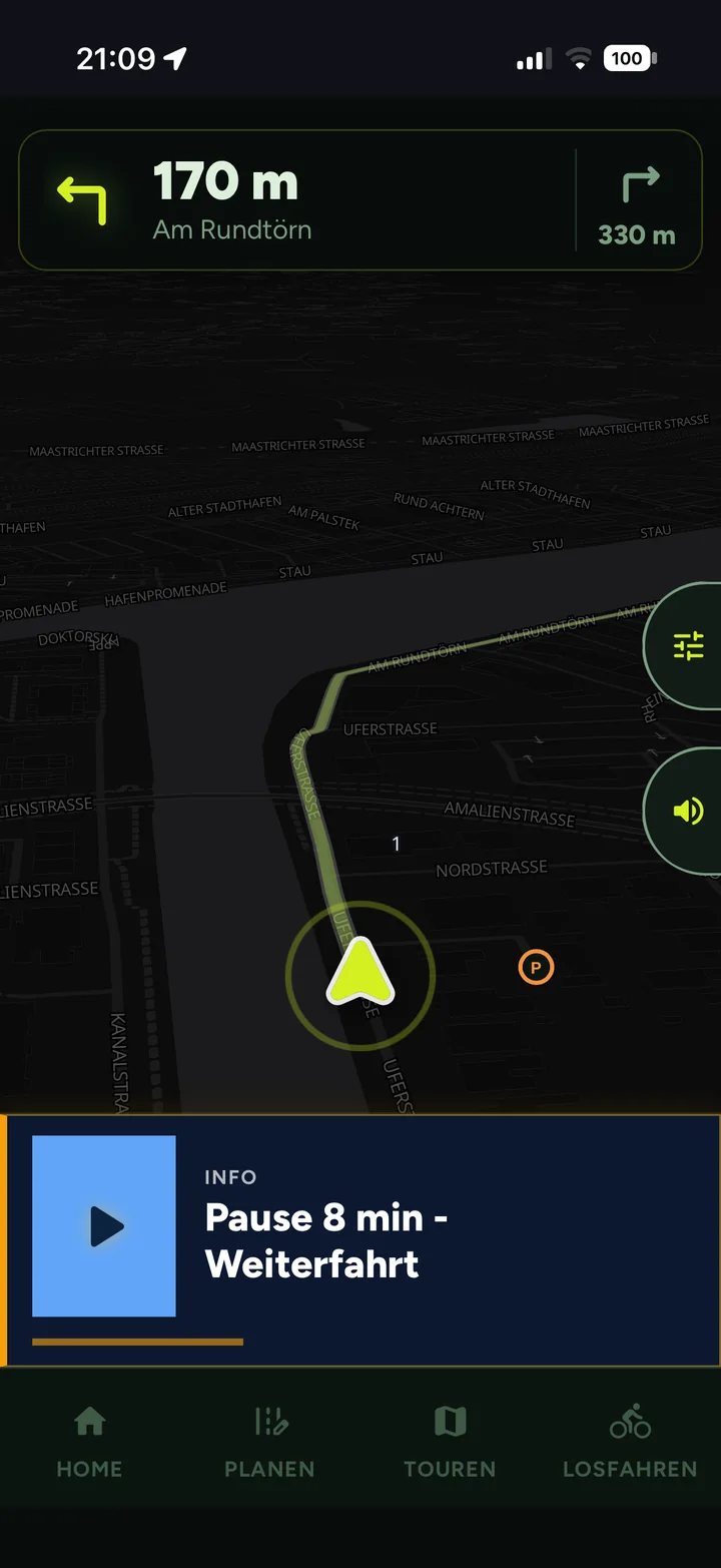Sprachnavigation bei Nacht: Abbiegehinweis in 170 m, Info-Ansage zur Weiterfahrt