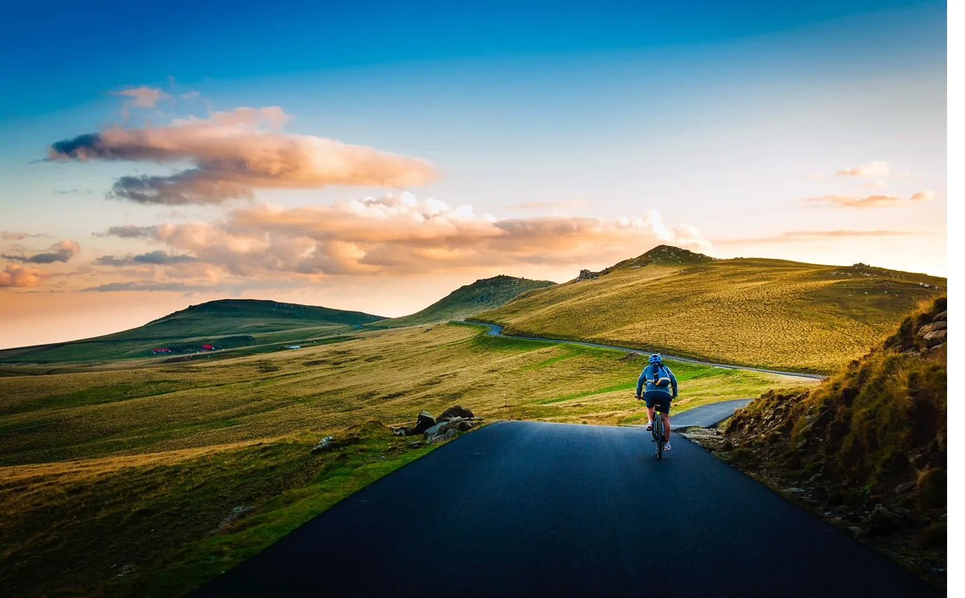 Feierabendtour auf dem Rad im warmen Abendlicht