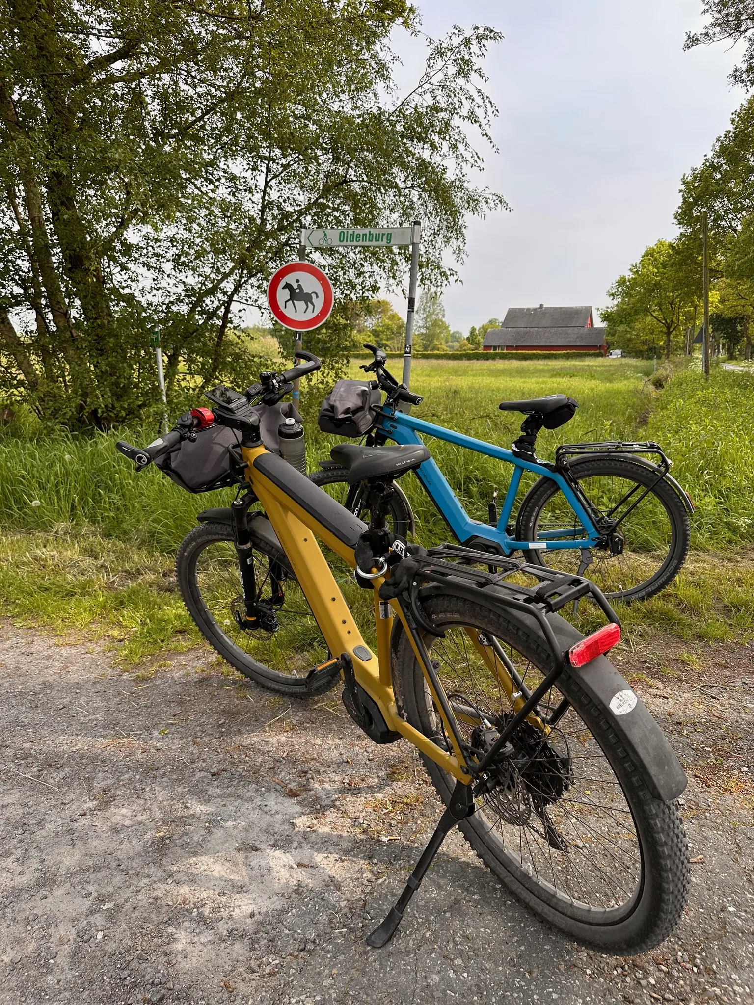 Radwegweiser an einem Knotenpunkt im Ammerland