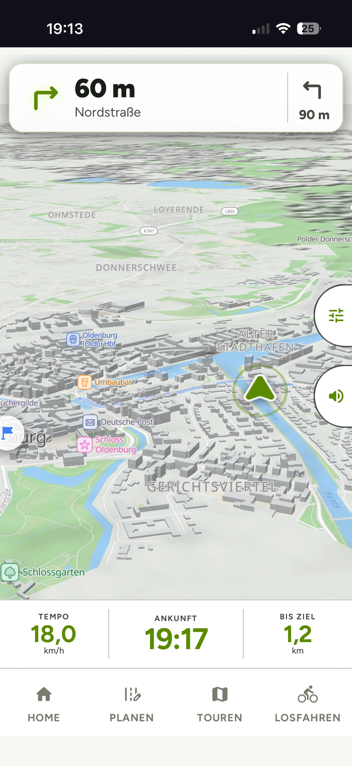 Biketour.Guide Navigation auf dem iPhone: Abbiegehinweis 60 Meter Nordstraße, 3D-Karte von Oldenburg, Tempo 18 Kilometer pro Stunde, Ankunft 19:17, 1,2 Kilometer bis Ziel
