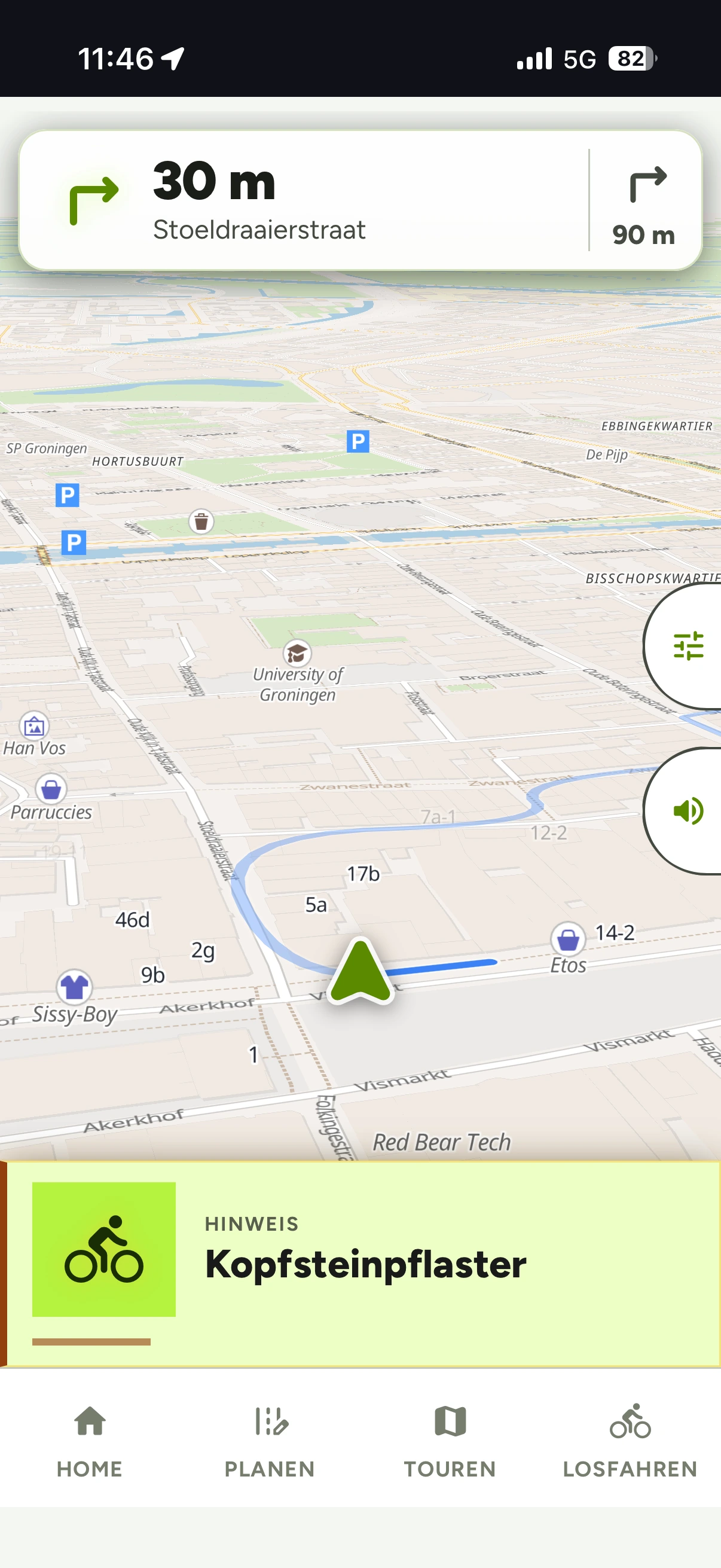 Navigation in der App mit Gefahrenhinweis: Abbiegehinweis 30 Meter Stoeldraaierstraat und Warnband Hinweis Kopfsteinpflaster