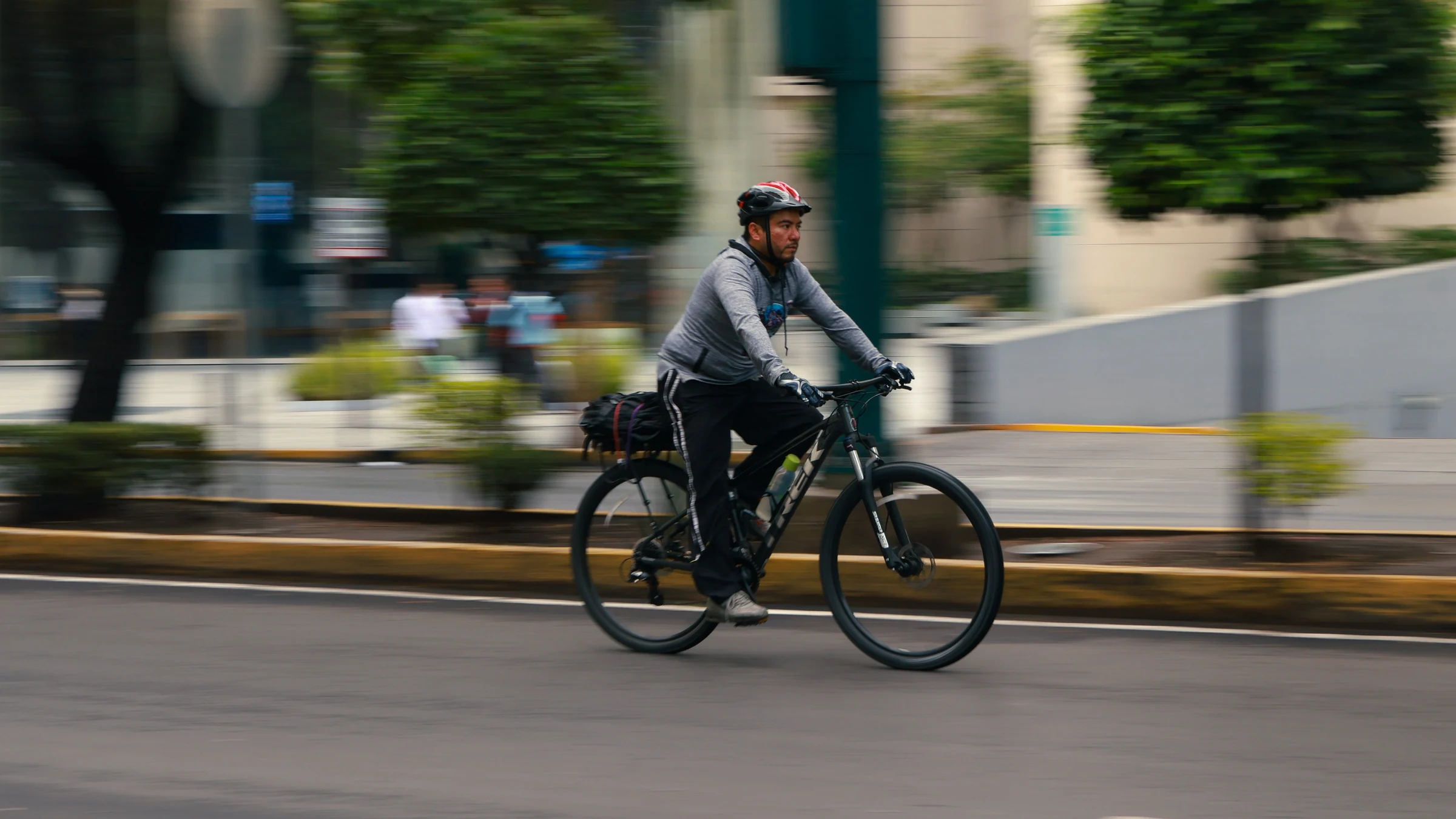 Radfahrer auf dem Arbeitsweg im morgendlichen Stadtverkehr