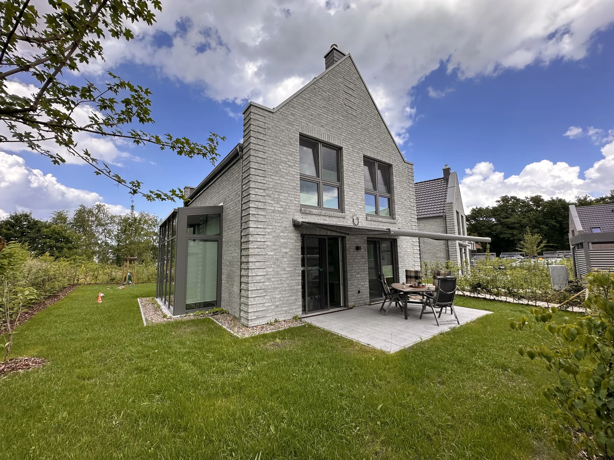 Ferienhaus DAN53 in Dangast von der Gartenseite, Rasenfläche mit Sitzplatz
