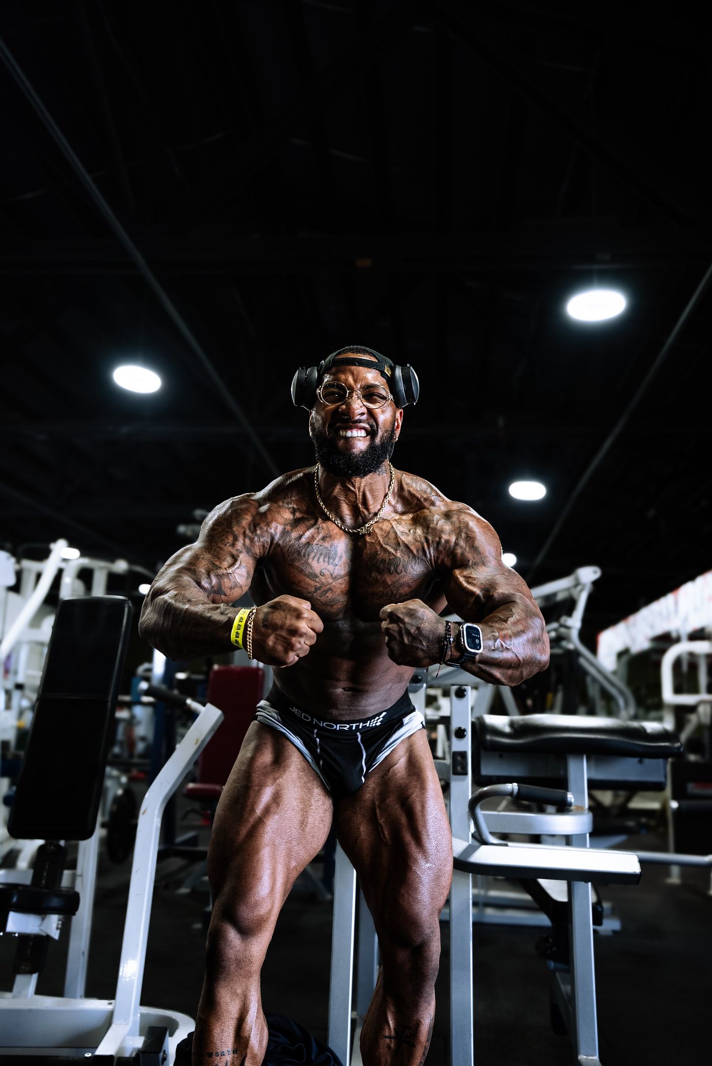 RIKFLEX hitting a most muscular pose between the machines
