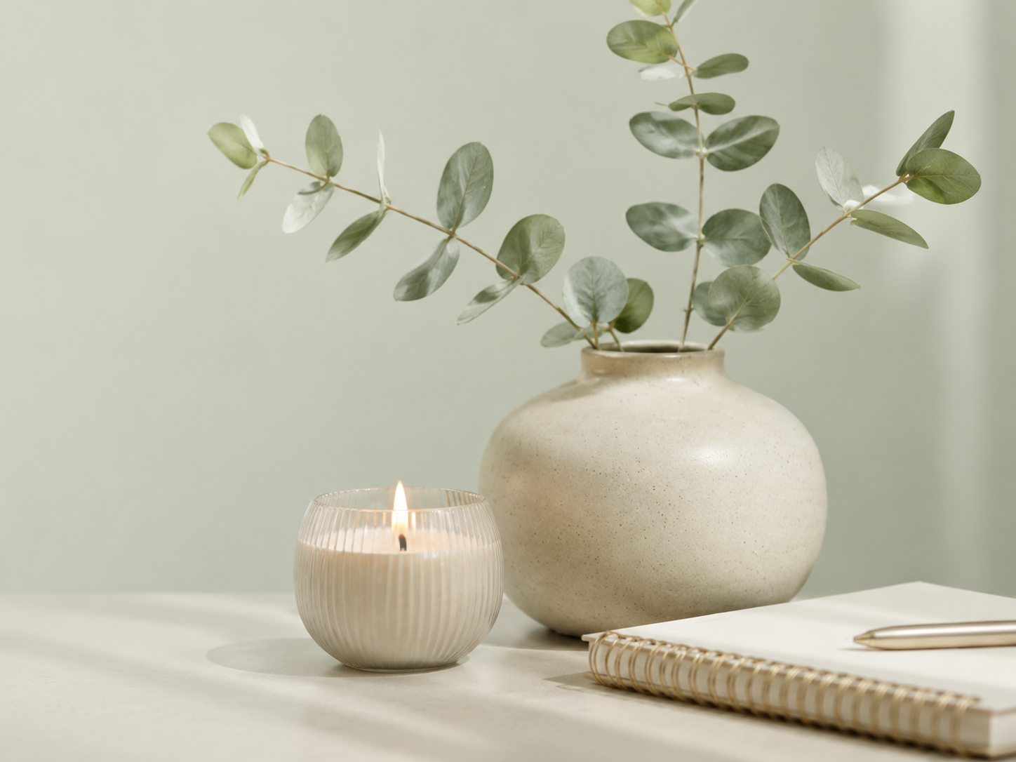 Rustige sfeer met kaars en eucalyptus
