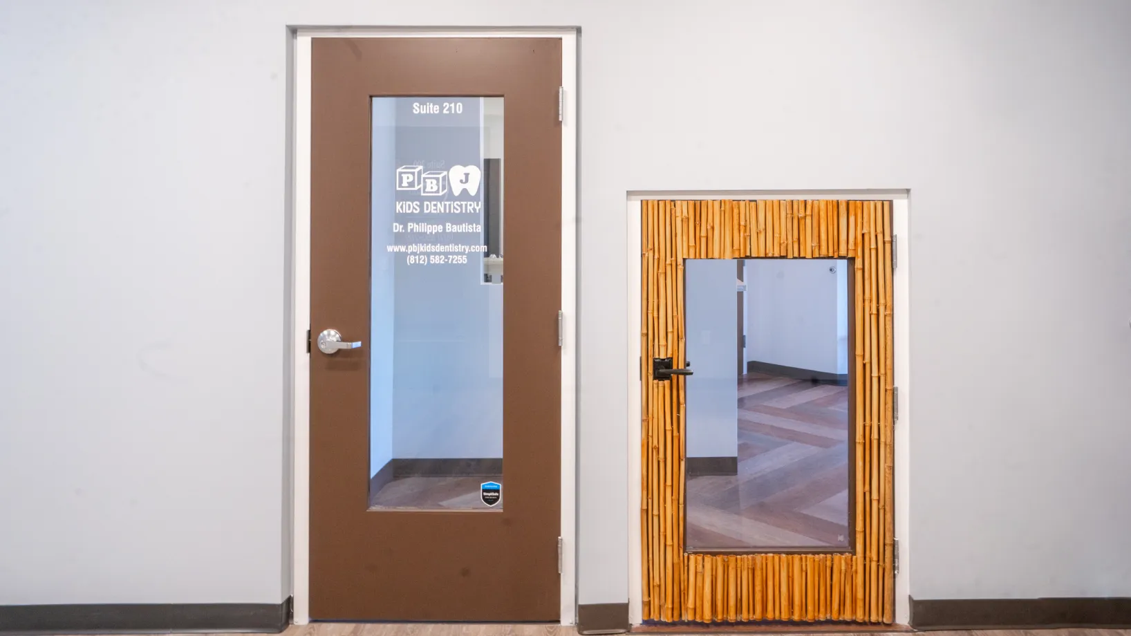 A door and a mirror in a room.