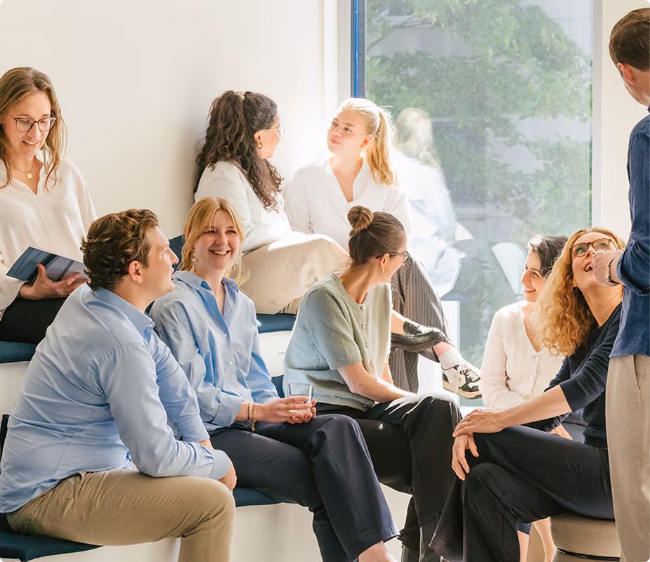 Gruppe von Menschen bei einem gemeinsamen Community-Treffen.