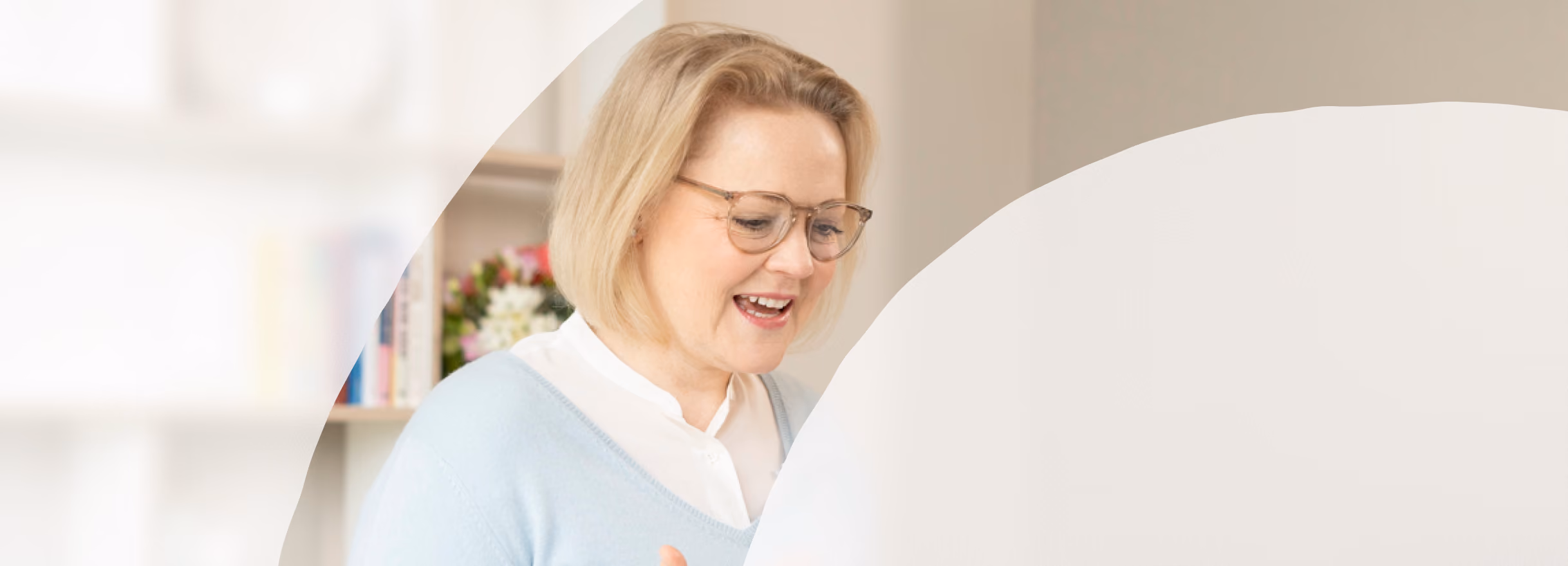 Frau mit Brille spricht während eines Videoanrufs am Laptop.