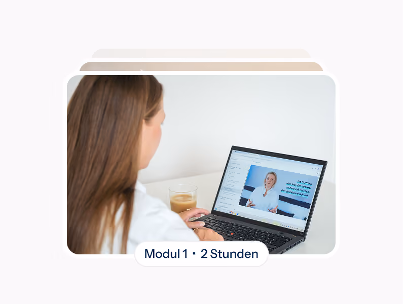 Online-Coaching am Laptop: Eine Teilnehmerin sieht eine Coachin im Videogespräch; Kennzeichnung „Modul 1 · 2 Stunden“.
