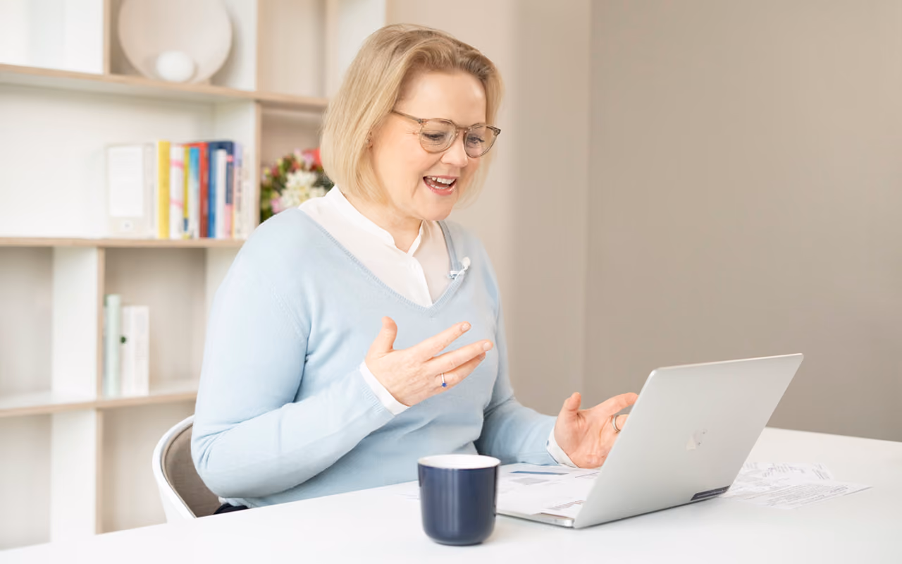 Frau nimmt an einem Online-Beratungsgespräch am Laptop teil.
