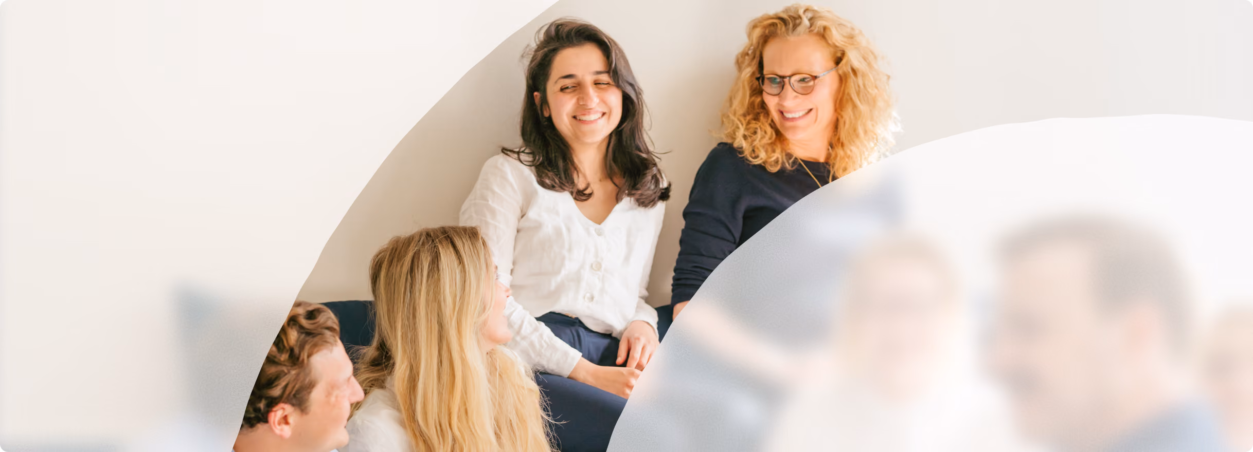 Gruppe sitzt in einem Kreis und tauscht sich in einem Workshop aus.