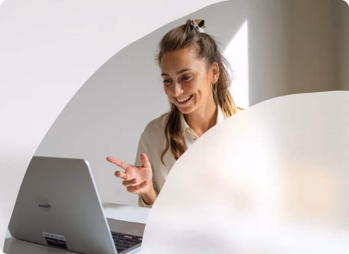 Frau zeigt einer Kollegin etwas auf dem Laptop.